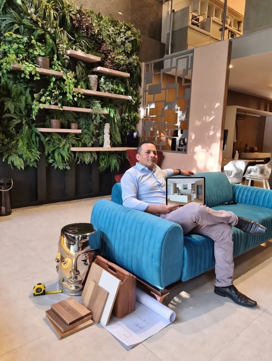 Projetista Milton Oliveira em estúdio de marcenaria premium